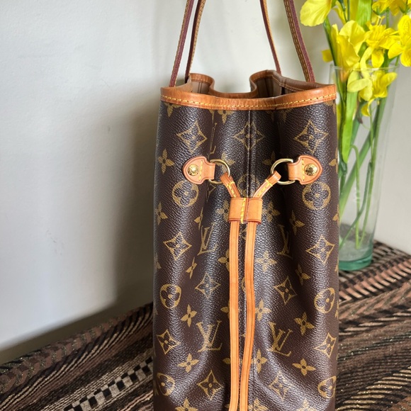 Neverfull MM in Monogram - Picture 8 of 17